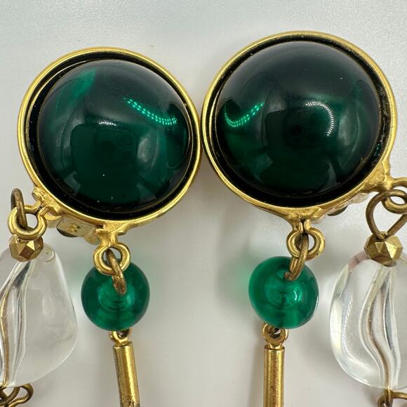 Amy Jo New York vintage gold tone emerald green clear lucite clip on earrings - Picture 4 of 8